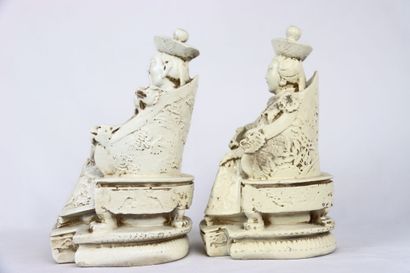 CHINE. Paire de statuettes en résine figurant...