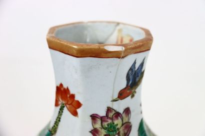 CHINE. Vase double gourde en porcelaine polychrome...