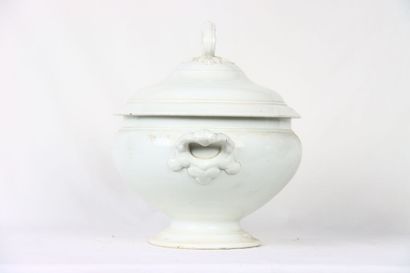 CREIL et MONTEREAU. Soupière en faïence de...