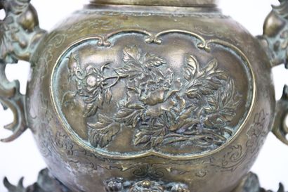 CHINE. Brûle parfum. Globe supporté par trois...