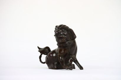 CHINE. Chien de Fô en bronze patiné. Dimensions...
