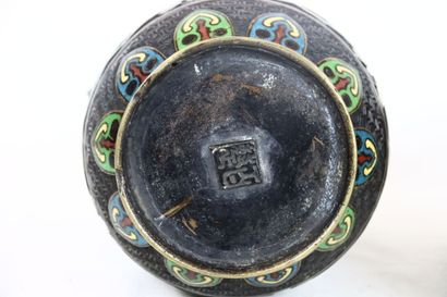 CHINE. Vase en bronze et émail cloisonné...
