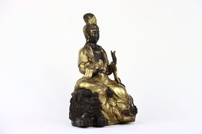 CHINE. Statuette en bronze patiné et doré...