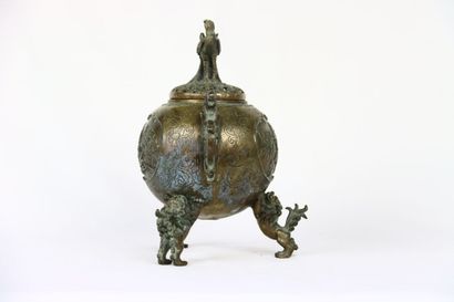 CHINE. Brûle parfum. Globe supporté par trois...