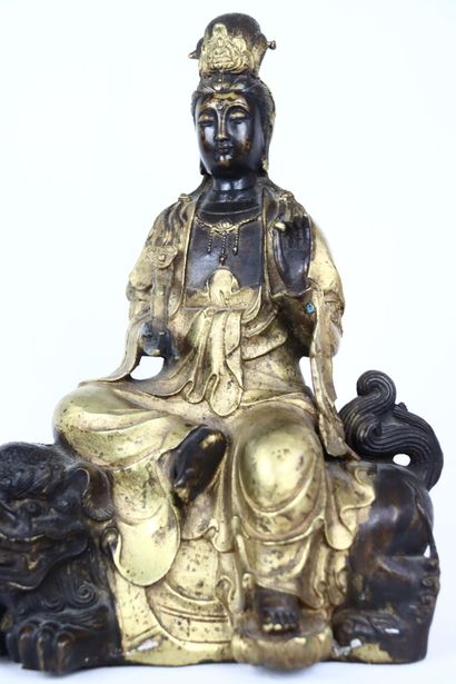 CHINE. Statuette en bronze patiné et doré...