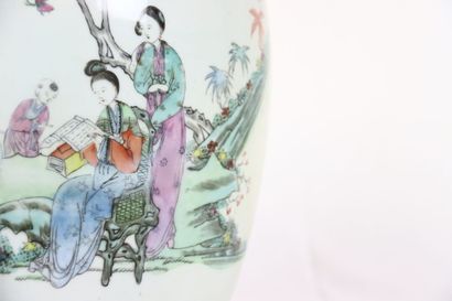 CHINE. Pot couvert en porcelaine polychrome...