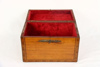 Coffret en bois marqueté à filets noircis,...