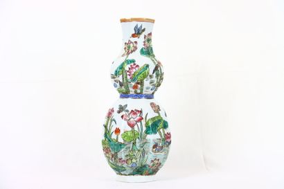 CHINE. Vase double gourde en porcelaine polychrome...