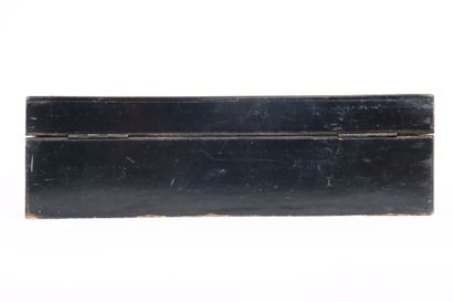 Boite à gant en bois noirci et marqueté de...