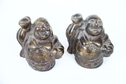 Chine. Paire de magots en bronze patiné tenant...