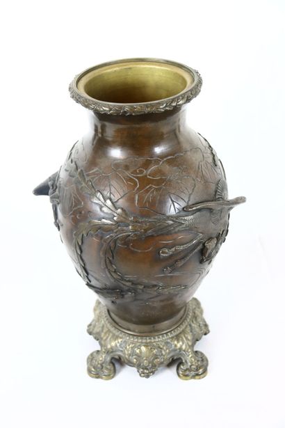 JAPON. Époque Meiji. Vase en bronze patiné...