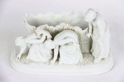 Les glaneuses. Groupe en biscuit de porcelaine...
