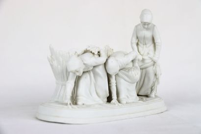 Les glaneuses. Groupe en biscuit de porcelaine...
