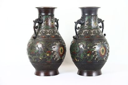 JAPON, vers 1900. Paire de vases en bronze...