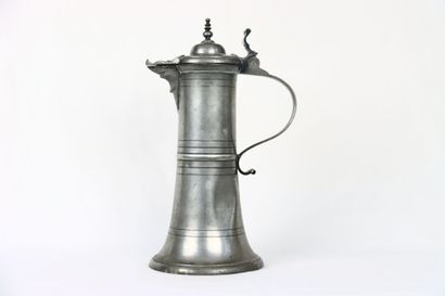 Chope tronconique en étain. déversoir figurant...