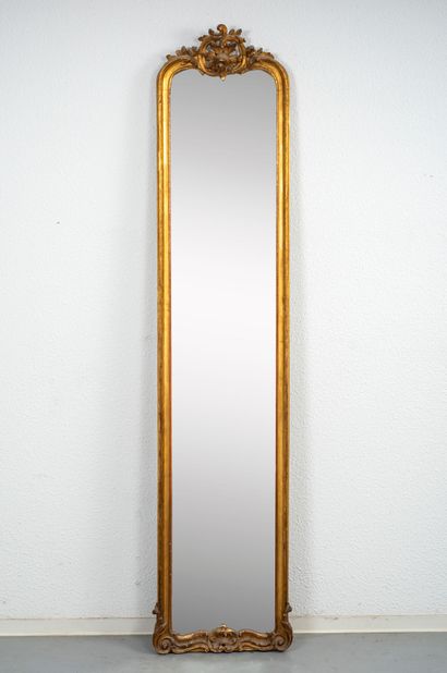 Miroir d'entre deux au cadre en bois et stuc...