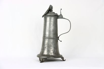 Chope tronconique en étain. Couvercle au...