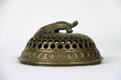 CHINE. Brûle parfum en bronze. Base circulaire...