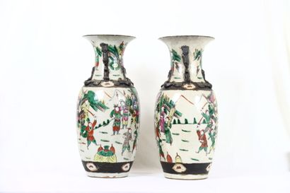 CHINE. CANTON. Paire de vases en porcelaine...