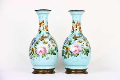 Paire de vases balustres à col largement...