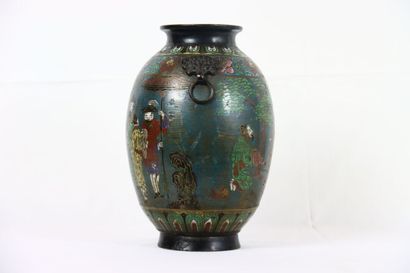 CHINE. XIX ème siècle. Vase en bronze à décor...