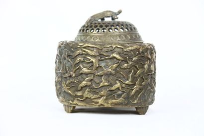 CHINE. Brûle parfum en bronze. Base circulaire...