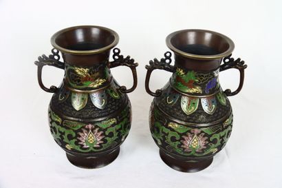 CHINE. Vase en bronze et émail cloisonné...
