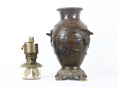 JAPON. Époque Meiji. Vase en bronze patiné...