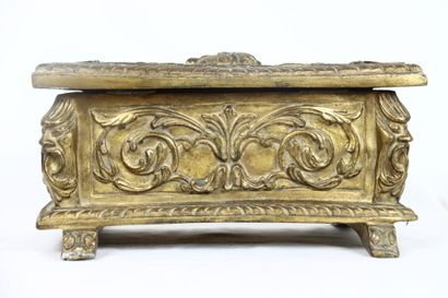 Coffret en bois sculpté et doré dans la goût...