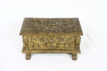 Coffret en bois sculpté et doré dans la goût...