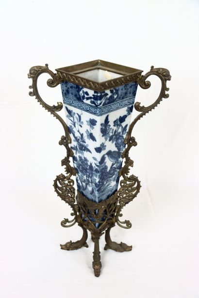 Vase cornet en porcelaine craquelée blanc...