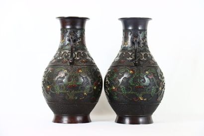 JAPON, vers 1900. Paire de vases en bronze...
