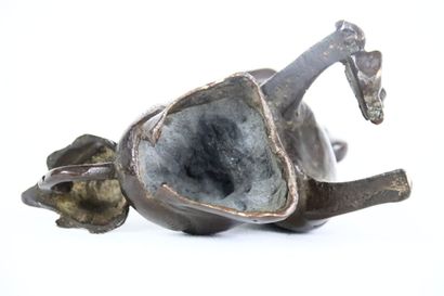 CHINE. Chien de Fô en bronze patiné. Dimensions...