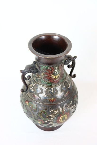 JAPON, vers 1900. Paire de vases en bronze...