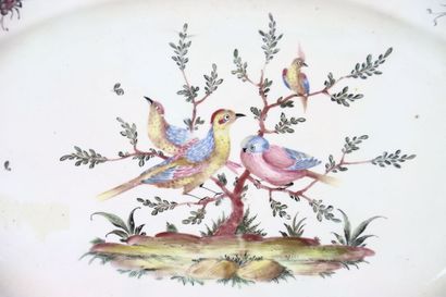 Plat en faïence polychrome de forme ovale...