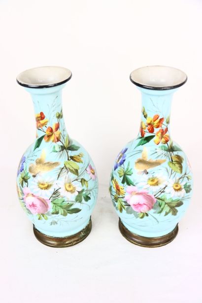 Paire de vases balustres à col largement...