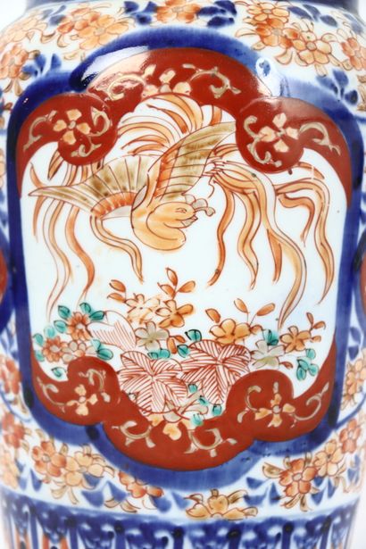 CHINE. Vase à épaulement en porcelaine à...