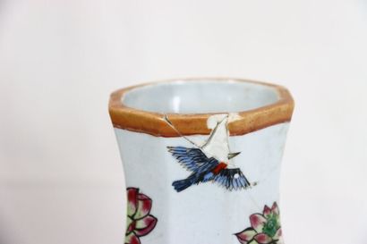 CHINE. Vase double gourde en porcelaine polychrome...