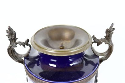 SEVRES, dans le goût de. Grand vase couvert...