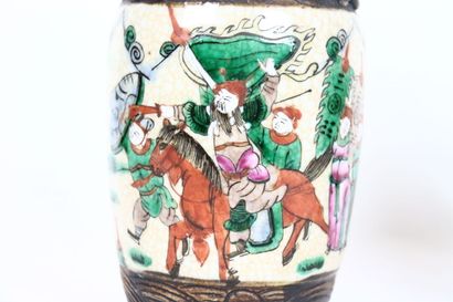 CHINE. CANTON. Paire de vases en porcelaine...