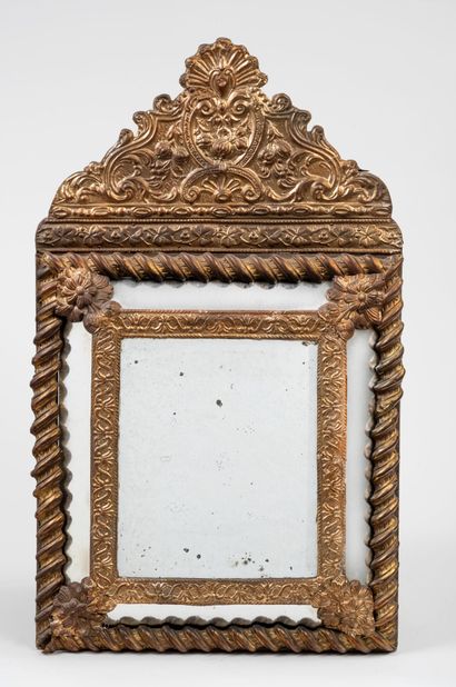 Miroir à parecloses en métal doré repoussé...