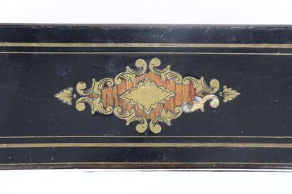 Boite à gant en bois noirci et marqueté de...