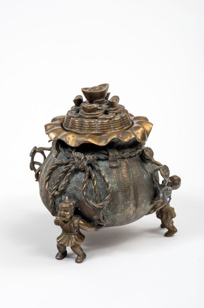 CHINE. Brûle parfum en bronze doré en forme...