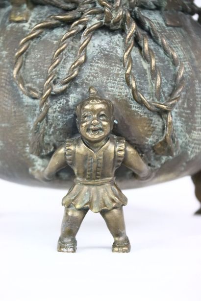 CHINE. Brûle parfum en bronze doré en forme...