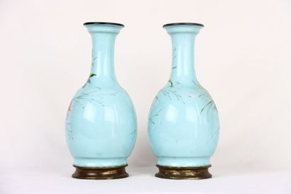 Paire de vases balustres à col largement...