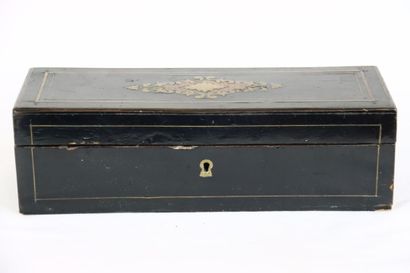 Boite à gant en bois noirci et marqueté de...