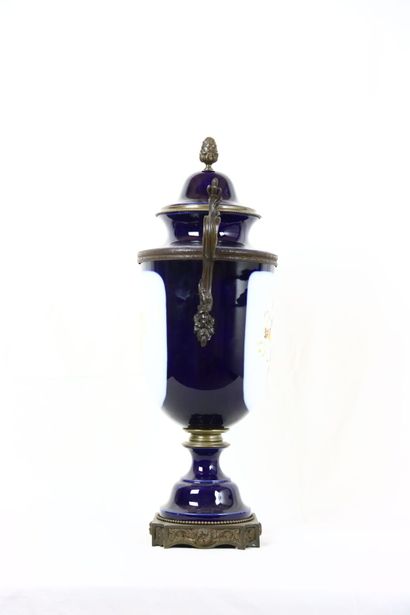 SEVRES, dans le goût de. Grand vase couvert...