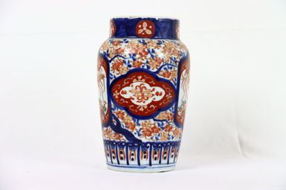 CHINE. Vase à épaulement en porcelaine à...