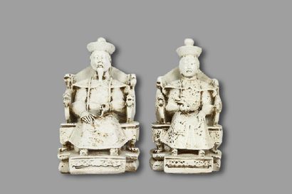 CHINE. Paire de statuettes en résine figurant...