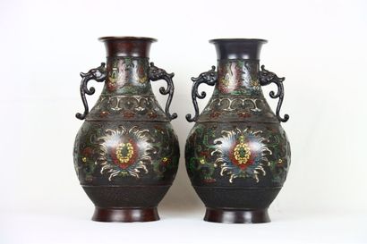JAPON, vers 1900. Paire de vases en bronze...